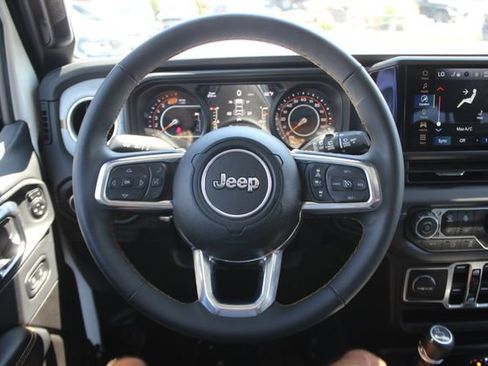 Used 2025 Jeep Wrangler Unlimited Sahara AWD/4WD image 13