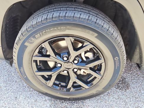 Used 2024 Jeep Grand Cherokee Altitude AWD/4WD image 12