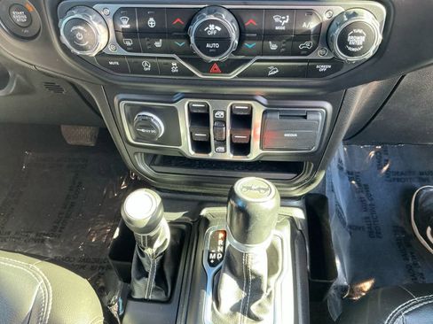 Used 2020 Jeep Wrangler Unlimited Sahara image 17