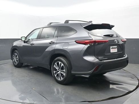 Used 2022 Toyota Highlander XLE FWD image 3