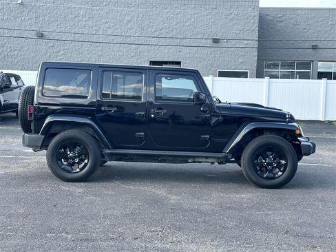 Used 2015 Jeep Wrangler Unlimited Sahara image 2