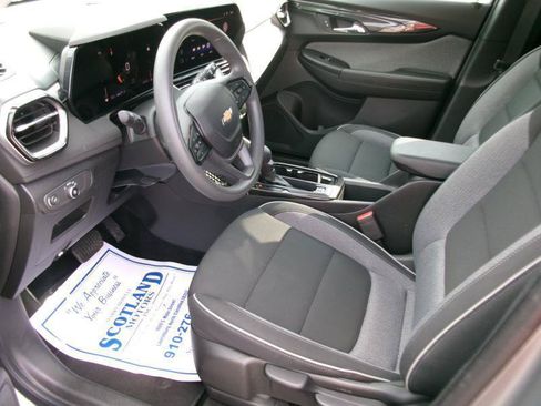 Used 2025 Chevrolet TrailBlazer LT AWD/4WD image 13