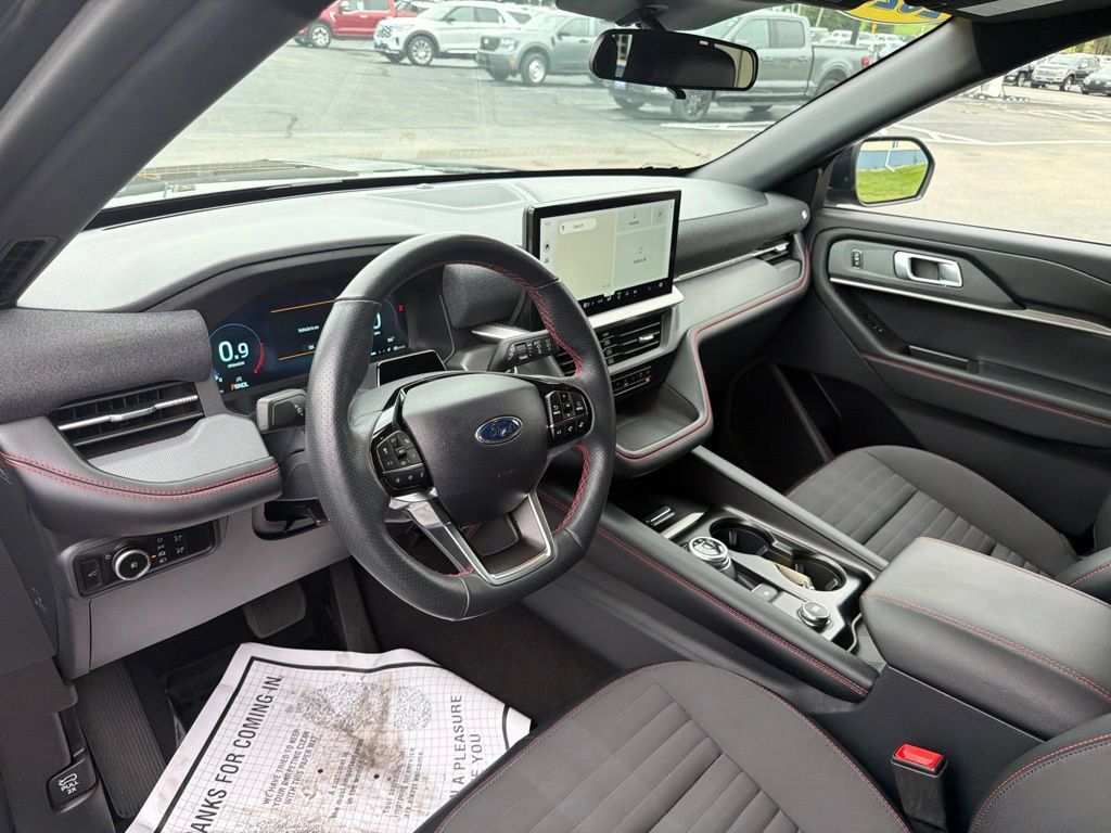 Used 2025 Ford Explorer ST-Line w/ ST-Line Street Pack AWD/4WD image 10