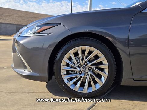 Certified 2022 Lexus ES 300h w/ Accessory Package FWD image 10