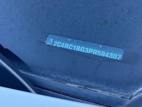 Used 2023 Chrysler Pacifica Touring-L image 3