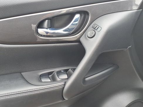 Used 2020 Nissan Rogue SV image 4