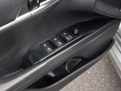 Certified 2020 Toyota Camry SE FWD image 9