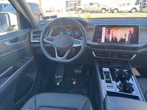 Used 2025 Volkswagen Atlas SE image 8