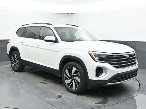 Used 2025 Volkswagen Atlas SE image 2