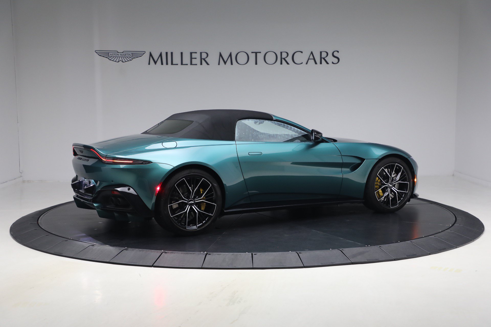 Used 2023 Aston Martin V8 Vantage Roadster RWD image 22