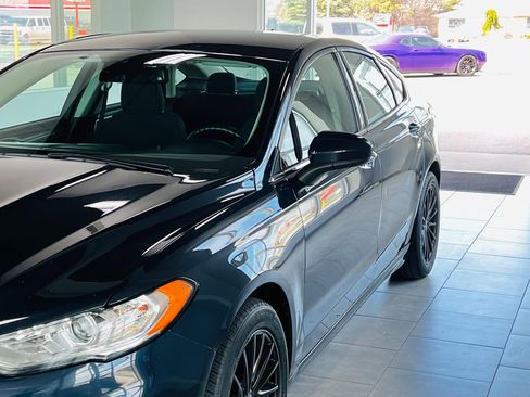 Used 2020 Ford Fusion SE image 2