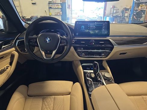 Used 2023 BMW 530e w/ Premium Package RWD image 4