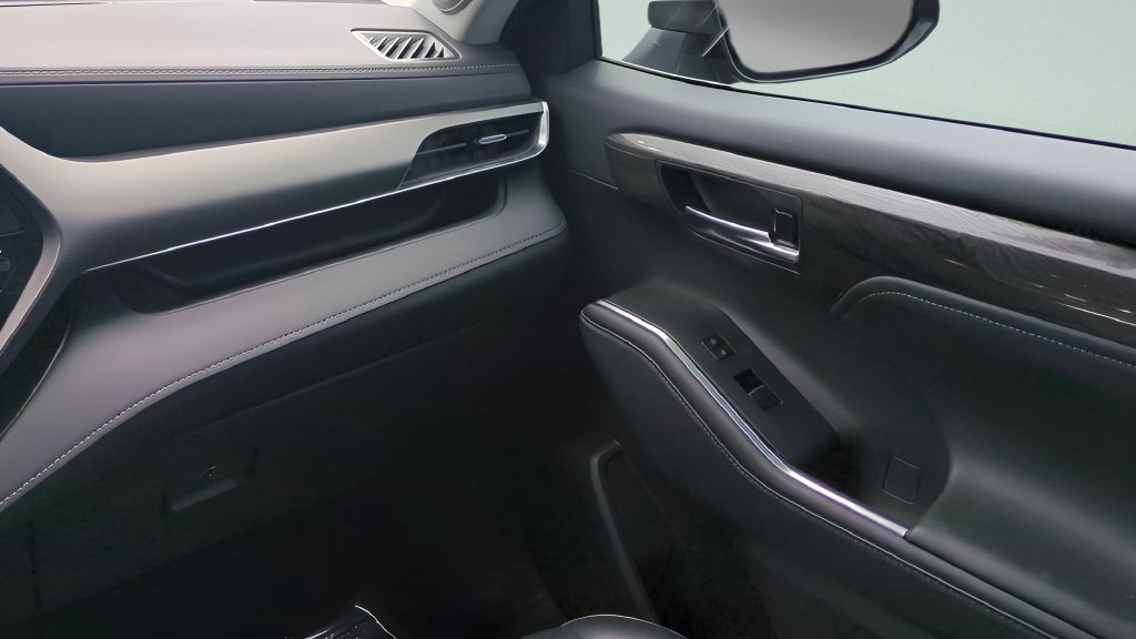Used 2024 Toyota Highlander Limited FWD image 14
