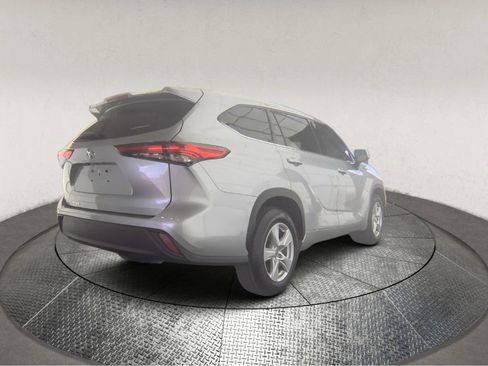 Used 2021 Toyota Highlander L FWD image 2