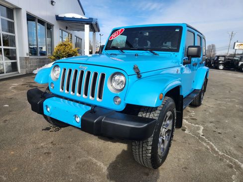 Used 2017 Jeep Wrangler Unlimited Sahara w/ Connectivity Group image 4