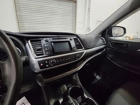 Used 2017 Toyota Highlander LE FWD image 11