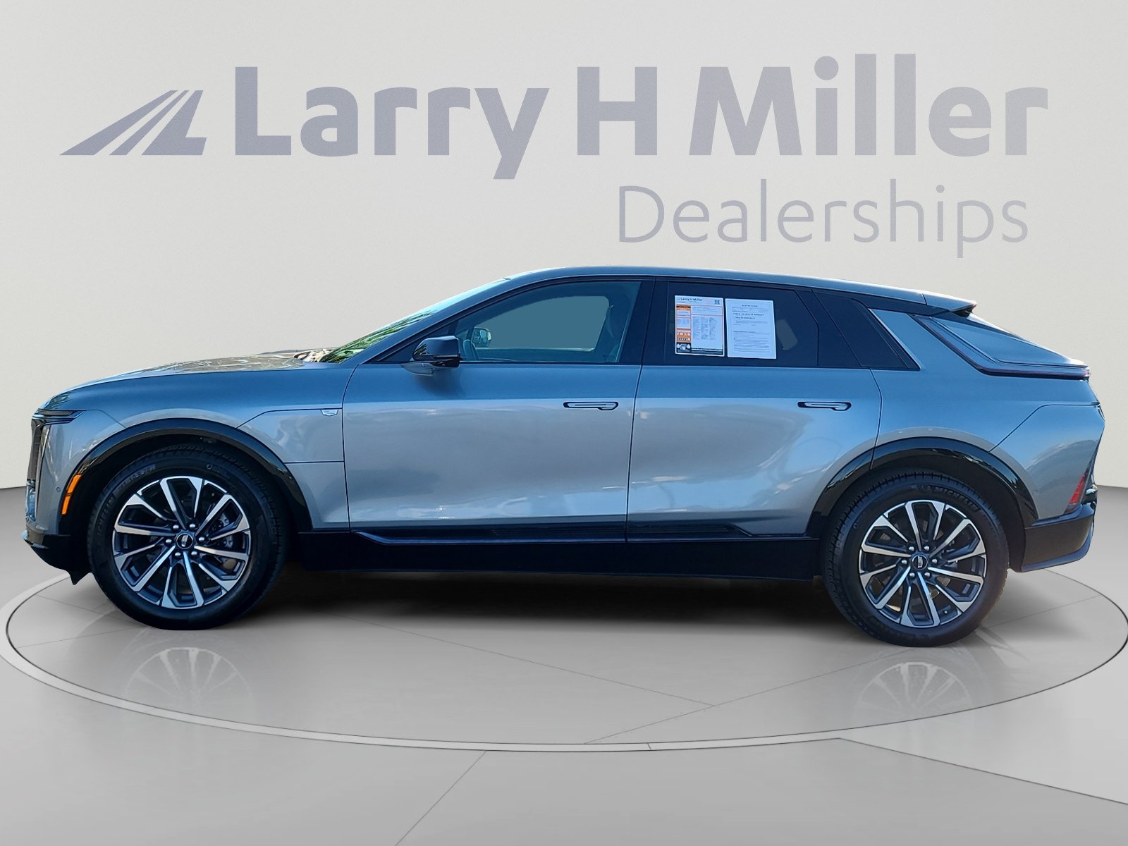 Used 2025 Cadillac Lyriq Sport AWD/4WD image 2