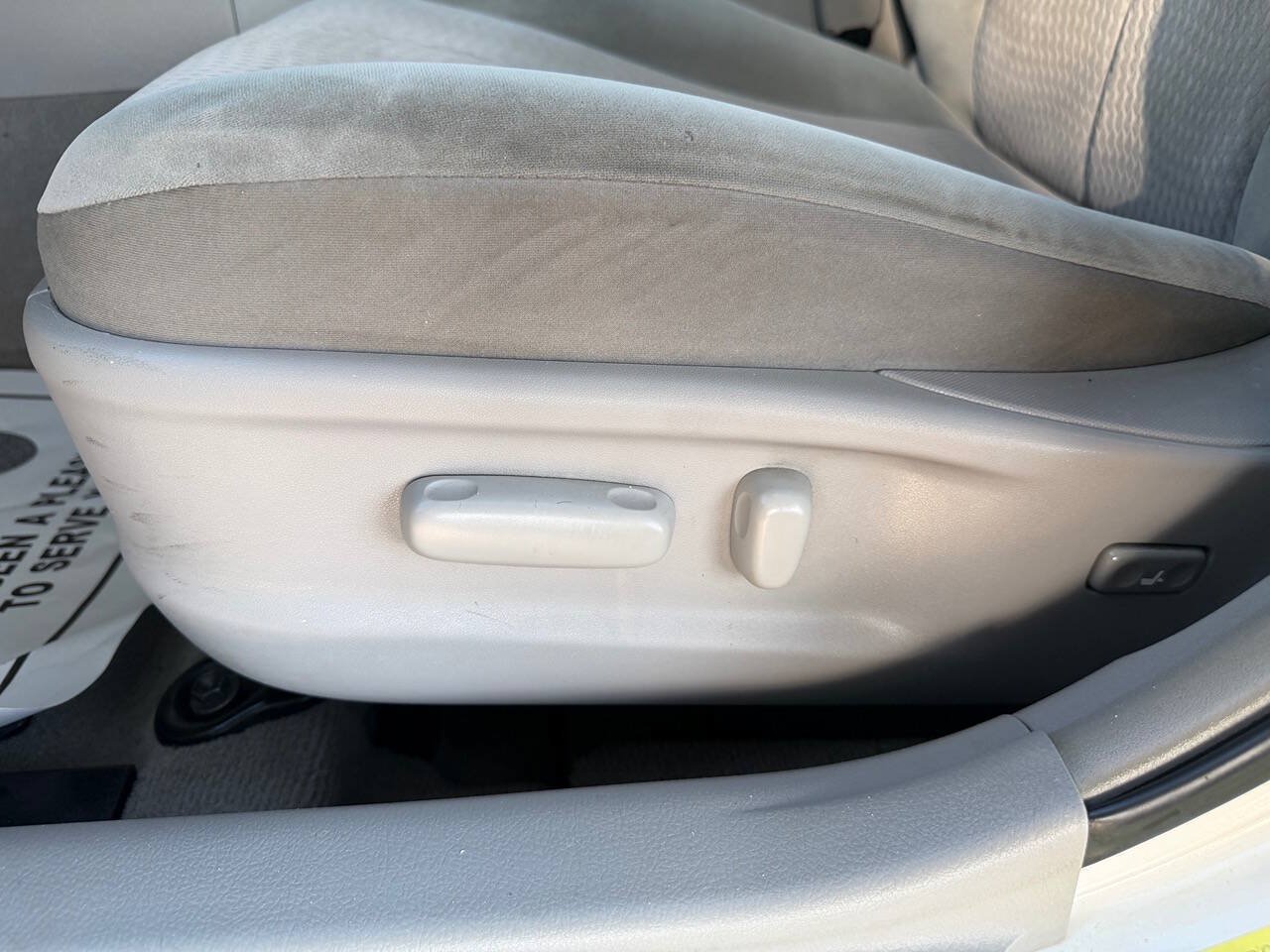 Used 2010 Toyota Camry LE FWD image 24