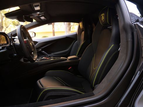 Used 2025 Lamborghini Revuelto AWD/4WD image 6