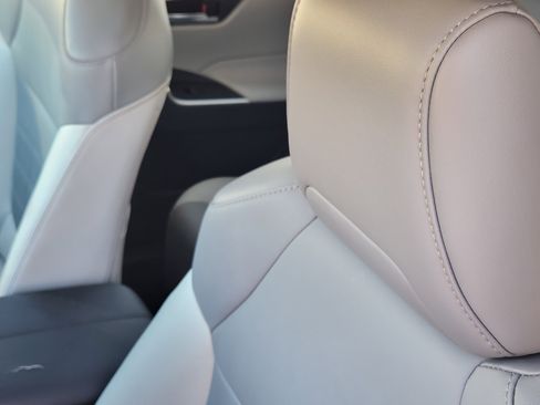 Used 2020 Toyota RAV4 XLE Premium image 15