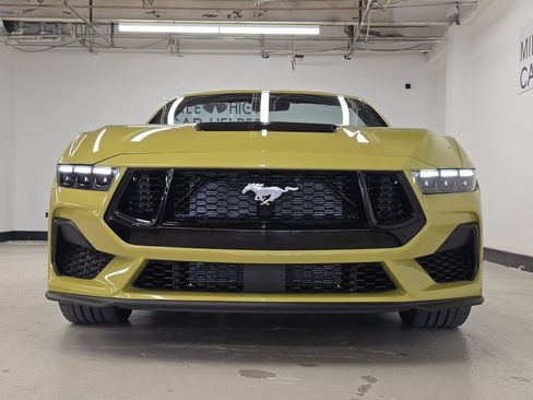 Used 2025 Ford Mustang GT Premium w/ GT Performance Package RWD image 4