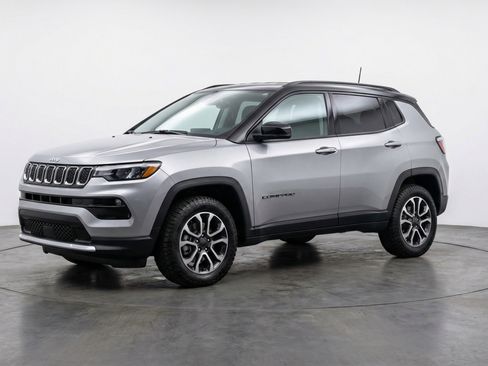 Used 2025 Jeep Compass Trailhawk image 3