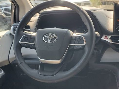 Used 2025 Toyota Sienna XLE FWD image 32
