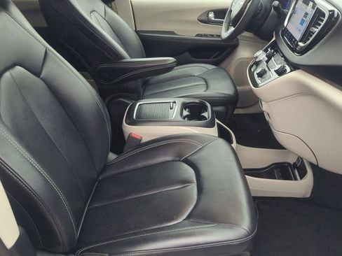 Used 2024 Chrysler Pacifica Touring-L image 25