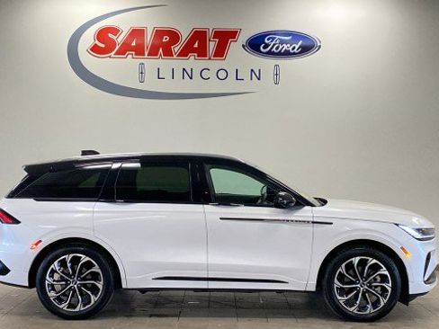 Used 2025 Lincoln Nautilus Reserve image 1