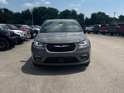 Used 2025 Chrysler Pacifica Select AWD/4WD image 8