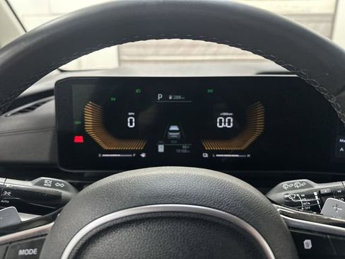 Certified 2025 Kia Carnival LXS FWD image 11
