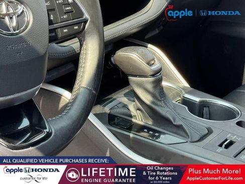 Used 2021 Toyota Highlander XLE AWD/4WD image 16