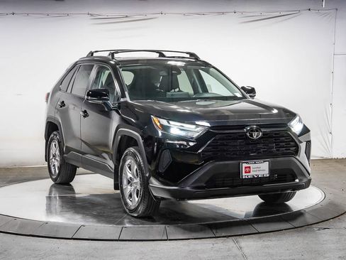 Used 2022 Toyota RAV4 XLE w/ Convenience Package FWD image 5