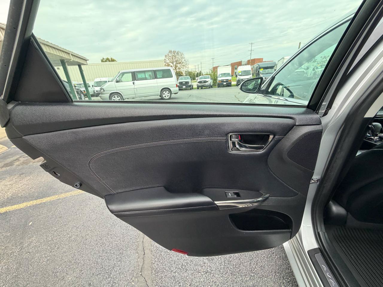 Used 2018 Toyota Avalon Limited w/ All Weather Liner Package FWD image 11