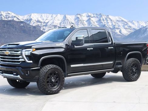 Used 2024 Chevrolet Silverado 2500 High Country w/ Z71 Off-Road Package AWD/4WD image 2