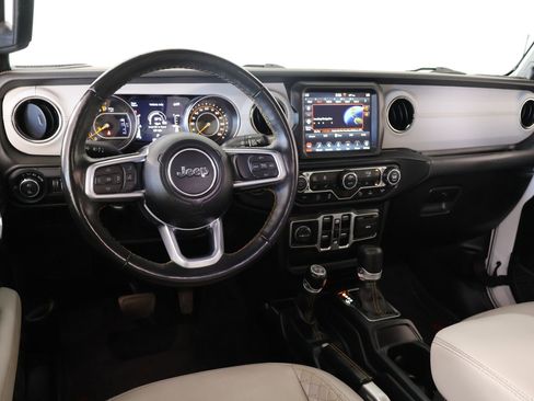 Used 2022 Jeep Gladiator Overland image 2