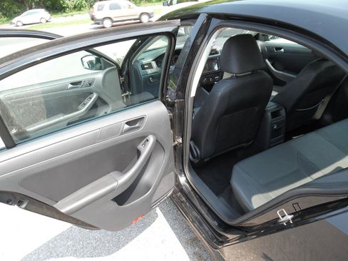 Used 2011 Volkswagen Jetta SE FWD image 17
