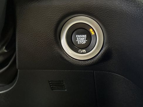 Used 2025 Chrysler Pacifica Select FWD image 25