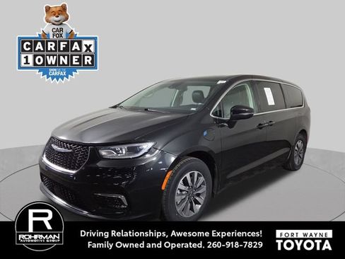 Used 2023 Chrysler Pacifica Touring-L FWD image 1