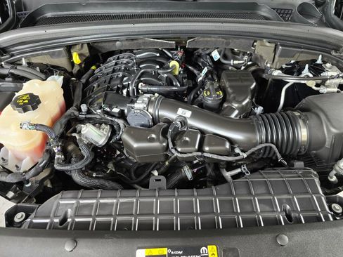 Used 2023 Jeep Grand Cherokee Limited w/ Black Appearance Package image 9