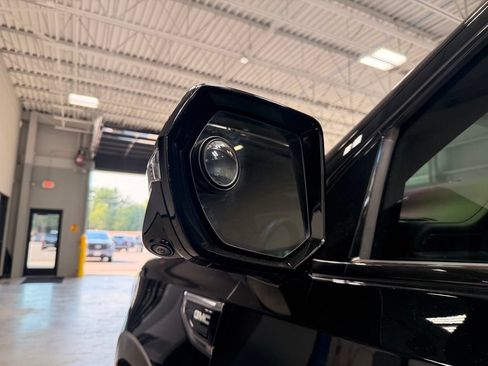 Used 2024 GMC Yukon XL AT4 w/ AT4 Premium Plus Package AWD/4WD image 18