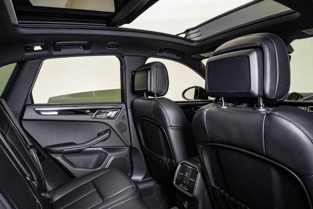 Certified 2026 Porsche Macan AWD/4WD image 16