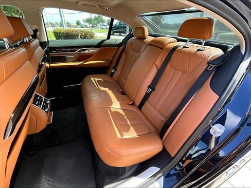 Used 2019 BMW 750i image 21