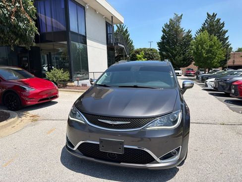 Used 2017 Chrysler Pacifica Limited w/ UConnect Theater Package FWD image 2