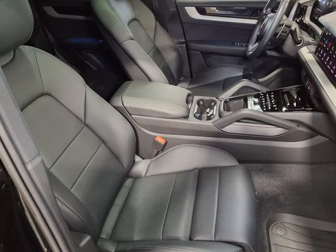 Used 2024 Porsche Cayenne AWD/4WD image 25