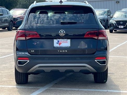 Used 2022 Volkswagen Taos SE w/ Panoramic Sunroof Package image 7