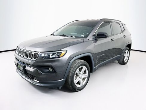 Used 2023 Jeep Compass Latitude image 3