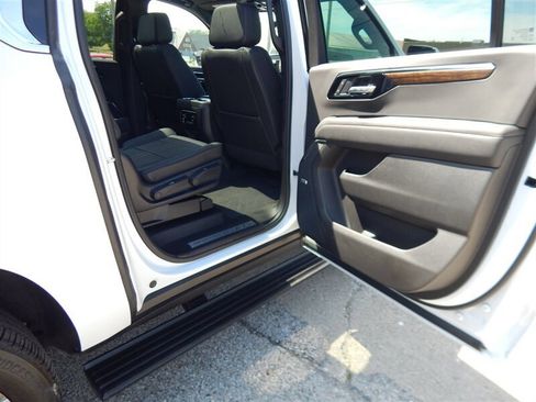 Used 2026 Chevrolet Suburban High Country AWD/4WD image 13