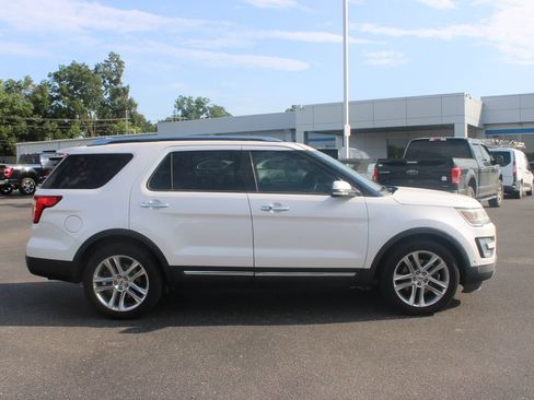 Used 2017 Ford Explorer Limited w/ Equipment Group 301A FWD image 11