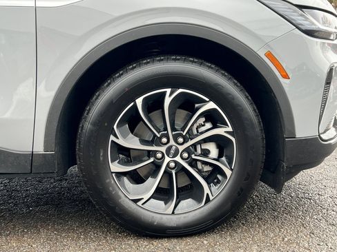 New 2026 Lincoln Nautilus Premier image 6